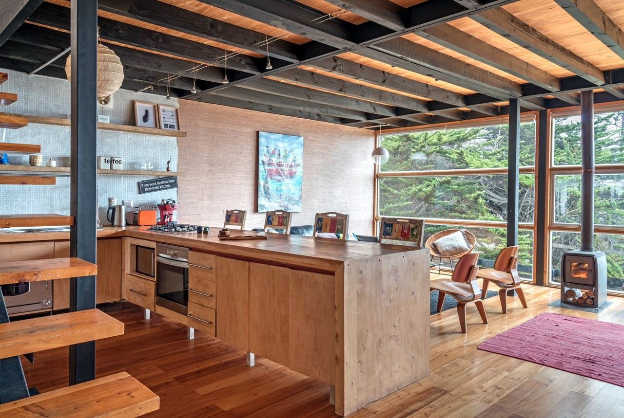 Living, detalle de techos y comedor del Loft Rumah Kayu